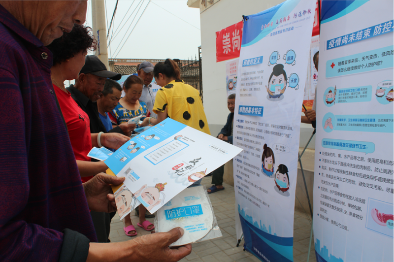 发放口罩和宣传折页